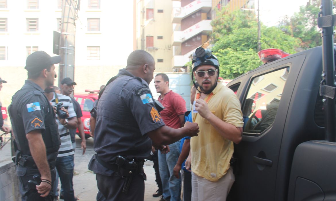 Policiais militares entram em confronto com manifestantes e reagem sacando armas durante protesto contra desocupação do prédio da Telemar (Vladimir Platonow/Agência Brasil)