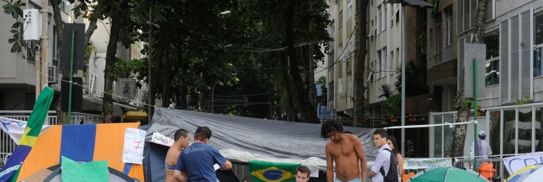 Manifestantes acampam em frente à casa de Sérgio Cabral, governador do Rio