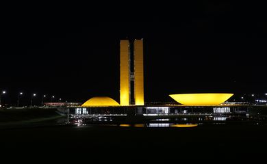 Congresso Nacional é iluminado em apoio à campanha de conscientização no trânsito conhecida como Maio Amarelo.