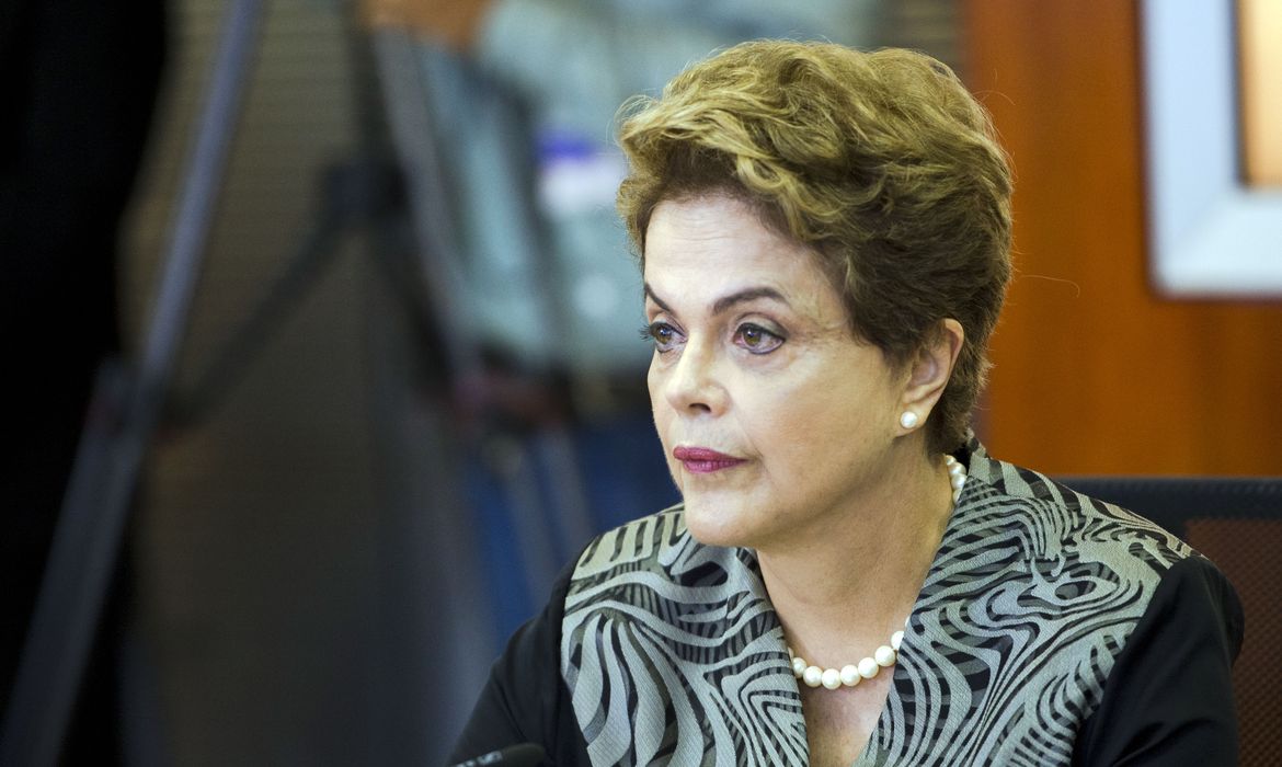 Brasília - A presidenta Dilma Rousseff e os ministros, Marcelo Castro, Gilberto Occhi, Aloizio Mercadante e Jaques Wagner se reúnem  na Sala Nacional de Coordenação e Controle da Dengue (Marcelo Camargo/Agência Brasil)
