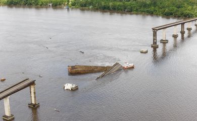 Parte de uma ponte do complexo Alça Viária, que liga regiões do Pará, caiu na madrugada deste sábado (6) no Rio Moju