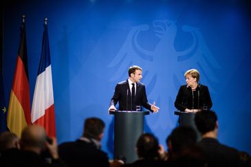 A chanceler alemã Angela Merkel e o presidente francês Emmanuel Macron, em conferência de imprensa na Alemanha 