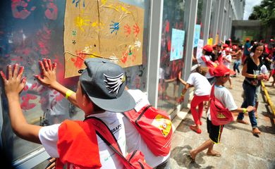 Brasília -Crianças e educadores do Movimento dos Sem Terra (MST) invadem o ministério da educação, para entregar um manifesto sobre o fechamento de escolas rurais nos últimos 12 anos (Marcelo Camargo/Agência Brasil)