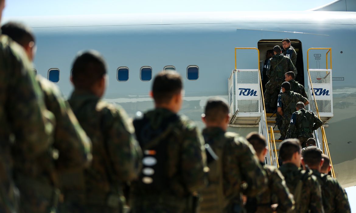 Brasília - Cerca de 200 militares que vão compor as forças de segurança nas Olimpíadas embarcam em avião da Força Aérea Brasileira para o Rio  (Marcelo Camargo/Agência Brasil)