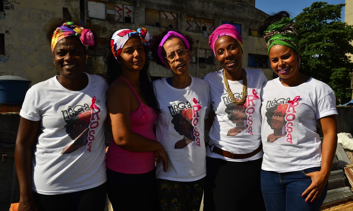 projeto Nêga Rosa, desenvolvido em sete territórios do Rio de Janeiro e que atende diretamente a 240 mulheres nas comunidades da Mangueira, Barreira do Vasco, Chatuba de Mesquita, Arará, Jacarezinho, Manguinhos e Tuiuti.