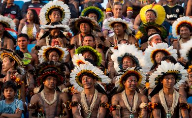 Palmas (TO) - Índios de diversas etnias brasileiras e estrangeiras assistem às demonstrações de esportes nos Jogos Mundiais dos Povos Indígenas ( Marcelo Camargo/Agência Brasil)