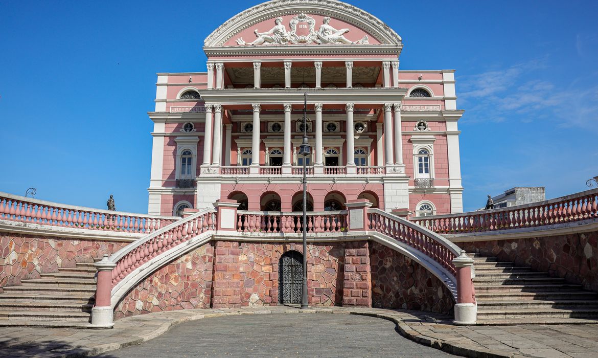 Manaus, AM 05/07/2024 Cenas da cidade de Manaus. Teatro Amazonas Foto: Fabio Rodrigues-Pozzebom