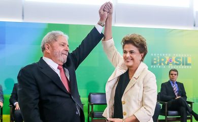 Brasília - Presidenta Dilma Rousseff com o novo ministro da Casa Civil, Luiz Inácio Lula da Silva, na cerimônia de posse de novos ministros da Justiça, da Secretaria de Aviação Civil e do Gabinete Pessoal da Presidenta da República  (José