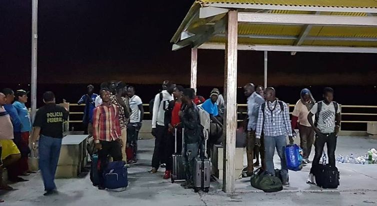 Embarcação com imigrantes do Senegal, Nigéria e Guiana foi resgatada à deriva na costa do Maranhão