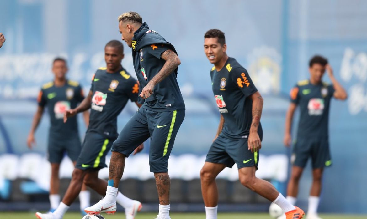 Neymar fez aquecimento em campo com os demais jogadores, mas depois foi encaminhado para a fisioterapia