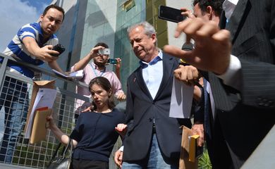 O ex-ministro da Casa Civil José Dirceu após assinar na Vara de Execuções Penais do Distrito Federal o termo que autoriza a cumprir prisão no regime aberto (Fabio Rodrigues Pozzebom/Agência Brasil)