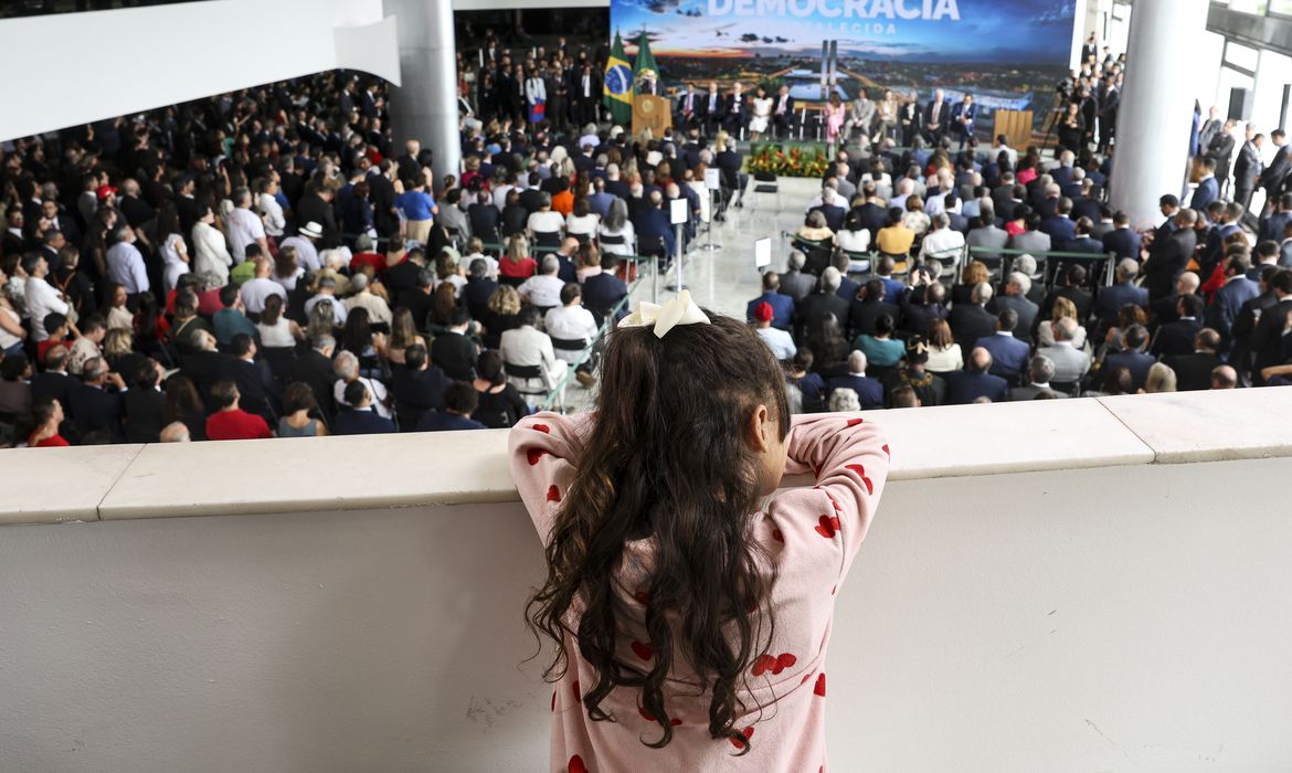 Brasília (DF), 08/01/2025 - O presidente Luiz Inácio Lula da Silva participa de eventos em referência aos episódios antidemocráticos ocorridos em 8 de janeiro de 2023: a reintegração das obras de arte destruídas nos ataques antidemocráticos, a reincorporação ao acervo do palácio o relógio do Século XVII e uma ânfora - tidos como símbolos da dificuldade e delicadeza nos trabalhos de restauração; e o descerramento do painel As Mulatas, que foi vandalizado no mesmo ataque, recuperado e, agora devolvido ao seu local original, o 3º andar do Palácio do Planalto. Foto: Marcelo Camargo/Agência Brasil
