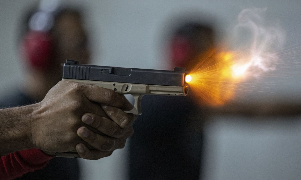 Brasília (DF) 31/12/2024 – Customização de armas de fogo e treinamento em um clube de tiro.
Foto: Joédson Alves/Agência Brasil
