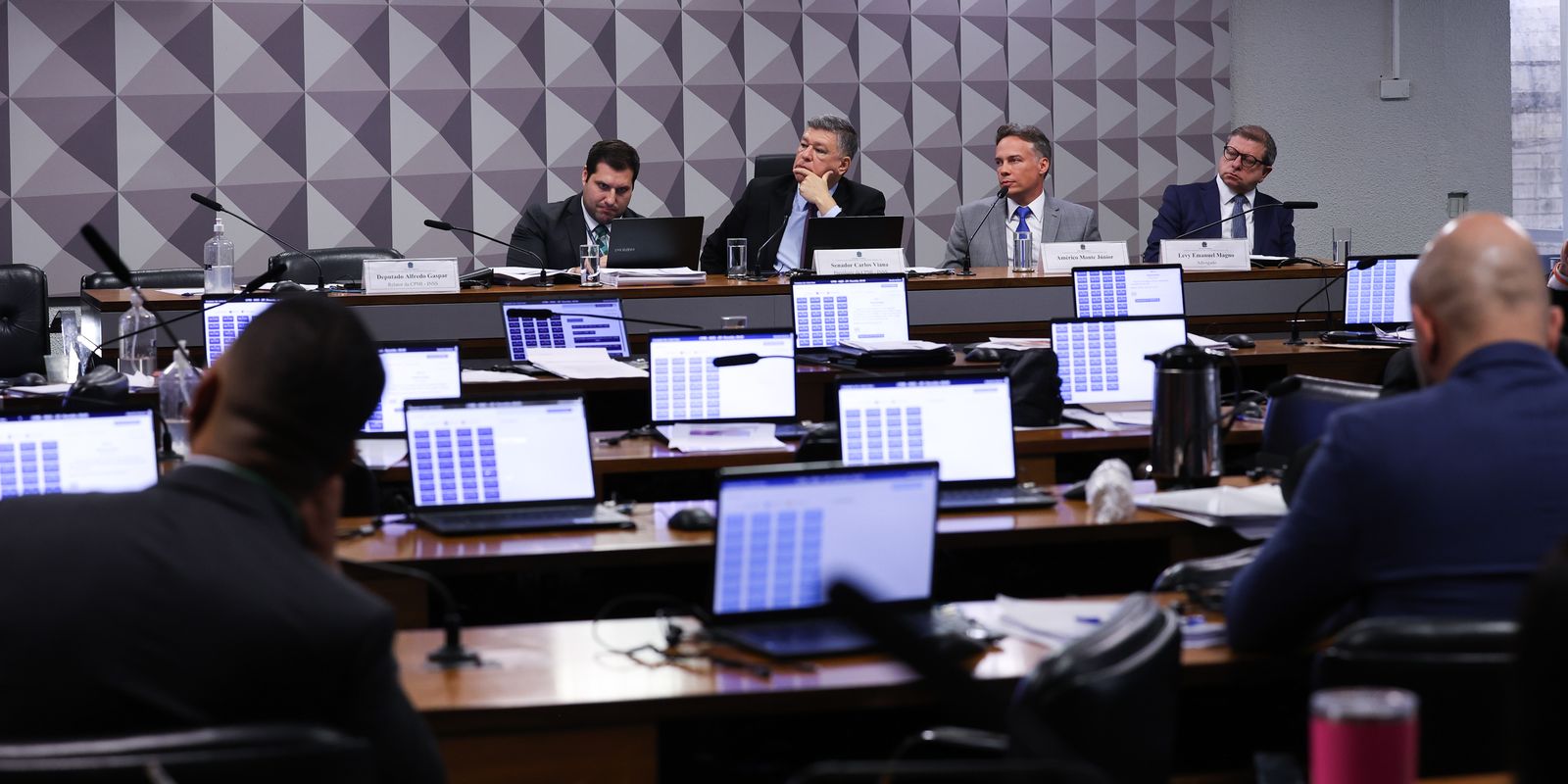 CPMI do INSS aprova convocação do governador de Minas Gerais