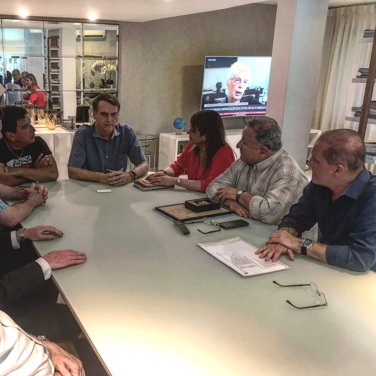 O candidato do PSL à Presidência da República, Jair Bolsonaro, recebe visita dos senadores chilenos Jaqueline Van Ryselberghe e José Durana, acompanhados do deputado federal Onyx Lorenzoni e do senador Magno Malta.