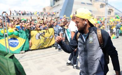 Na chegada ao hotel, os atletas fizeram questão de acenar para os torcedores que, inclusive cantavam uma música em homenagem Neymar