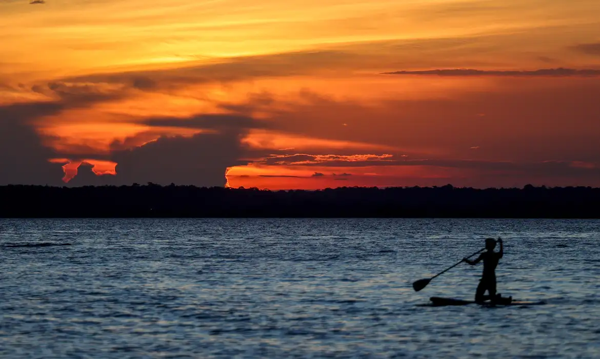 Manaus, AM 06/07/2024 Cenas da Amazônia. Por do sol no Rio Negro  Foto: Fabio Rodrigues-Pozzebom