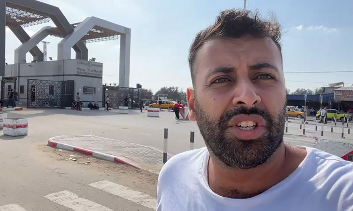 Rafah, 10.11.2023 - Palestino-brasileiro Hassan Rabee, que faz parte do grupo de brasileiros que serão repatriados de Gaza, aguarda na passagem de Rafah. Frame/Hassan Rabee