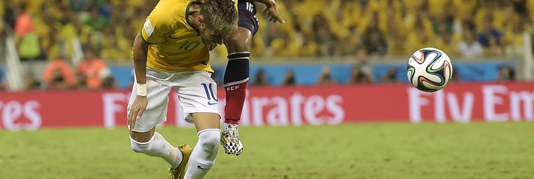 AP20140704.Neymar é atingido por joelhada de Zuñiga