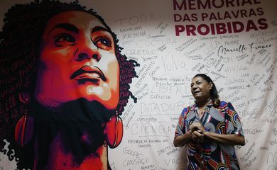 Brasília 10/03/2023 -  Dona Marinete da Silva (d), Hélio Doyle (Pres. Ebc) (e)isita memorial em homenagem a vereadora assasinada Marielle Franco, na Empresa Brasil de Comunicaçāo (EBC) . Foto: Antonio Cruz/Agência Brasil