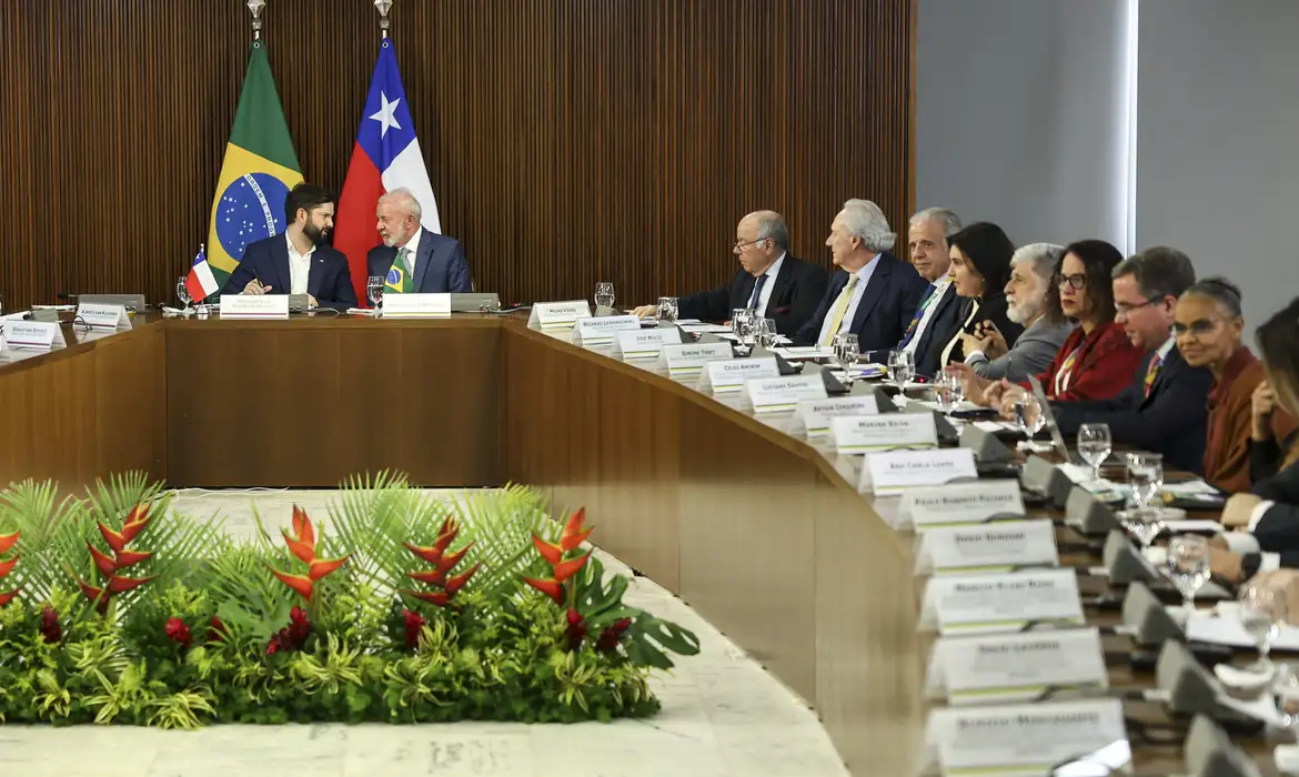 Brasília (DF), 22/04/2025 - O presidente Luiz Inácio Lula da Silva e o presidente do Chile, Gabriel Boric, participam de reunião ampliada com a presença de ministros, no Palácio do Planalto. Foto: Marcelo Camargo/Agência Brasil