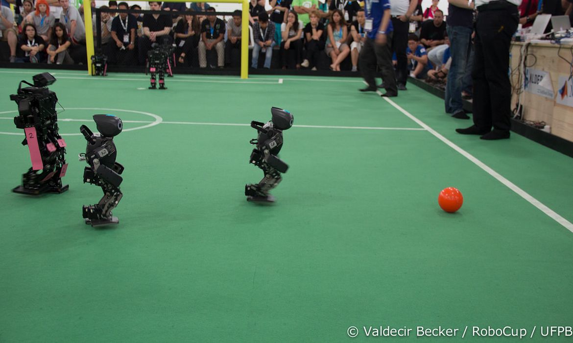 Robôs disputam partida de futebol na RoboCup 2014