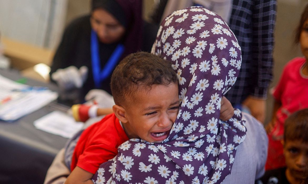 FILE PHOTO: A malnourished Palestinian baby is held while receiving treatment at the International Medical Corps field hospital, amid the Israel-Hamas conflict, in Deir Al-Balah in the southern Gaza Strip, June 22, 2024. Reuters/Mohammed Salem/Proibida reprodução