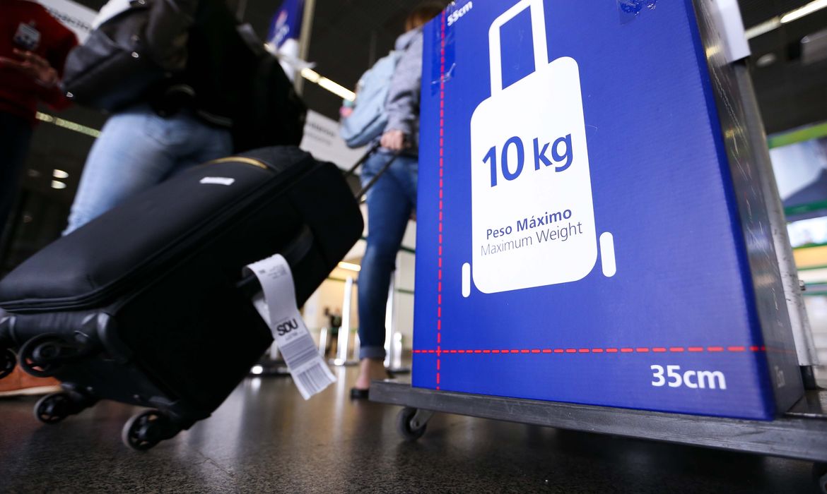 Brasília - Fiscais do Instituto de Defesa do Consumidor (Procon) realizam fiscalização sobre cobrança de bagagens pelas companhias aéreas  (Marcelo Camargo/Agência Brasil)