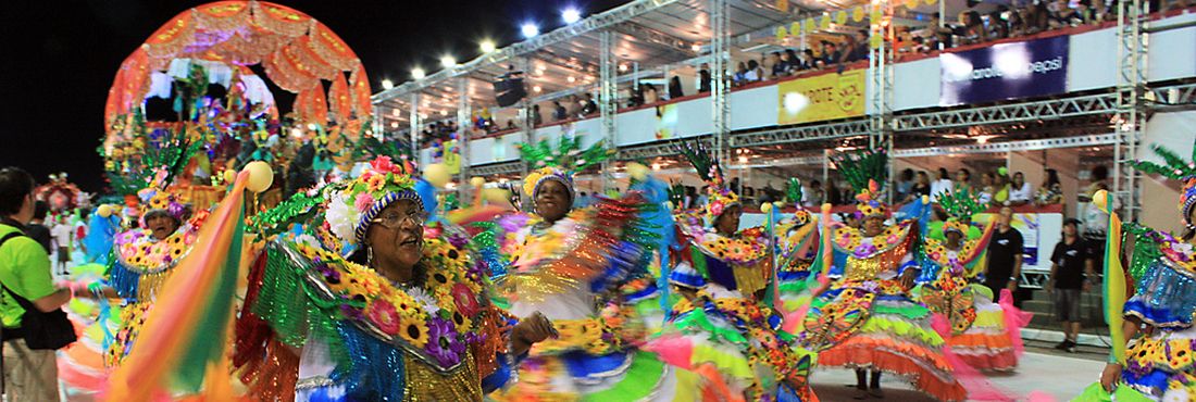 Baianas da escola Academia de Samba Praiana desfilam no carnaval de Porto Alegre