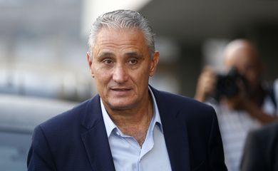 O técnico Tite durante desembarque da seleção no Rio de Janeiro. 
