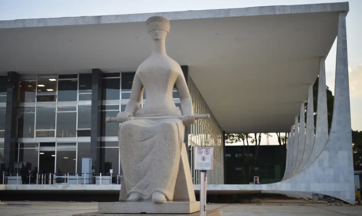 Fachada do Supremo Tribunal Federal (STF) com estátua A Justiça, de Alfredo Ceschiatti, em primeiro plano.