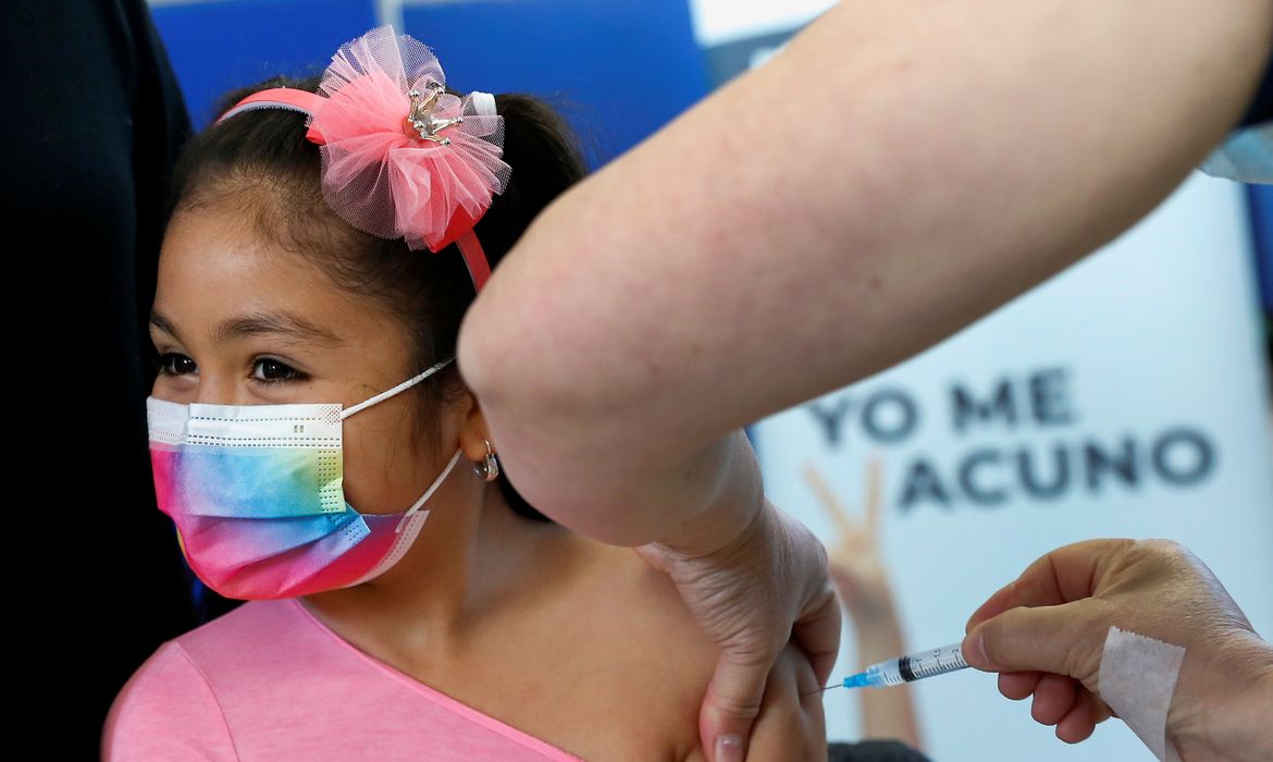 Criança recebe dose da vacina contra Covid-19 CoronaVac em escola pública em Concón, no Chile