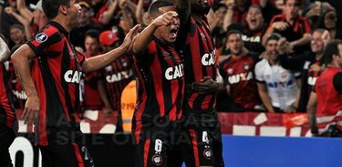 Thiago Heleno e Felipe Gedoz marcaram os gols do Furacão