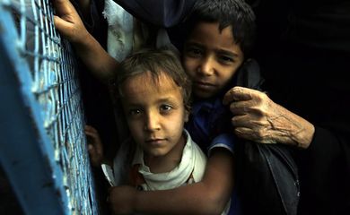 Crianças iemenitas afetadas pelo conflito esperam por um prato de comida doado por uma ação de caridade local. Mais da metade da população do Iêmen passa fome, após dois anos de conflito
