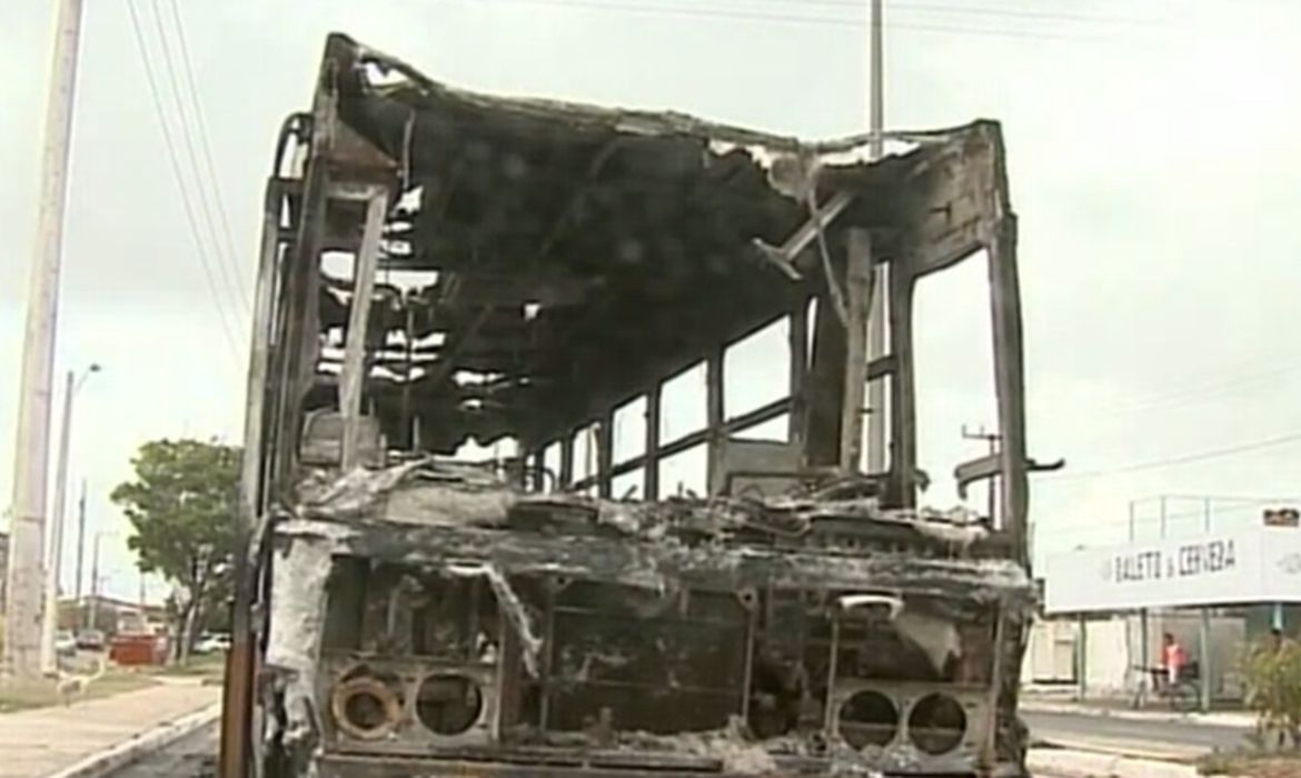 Ônibus incendiado em São Luís 