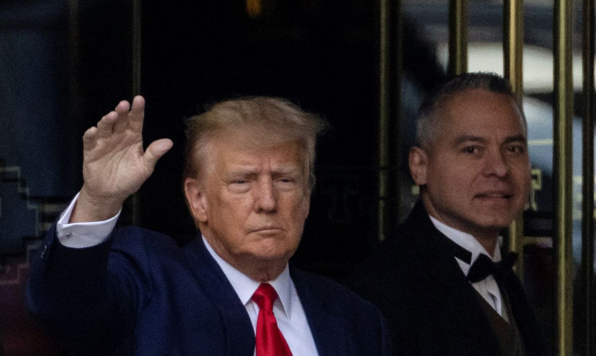 Ex-presidente dos EUA Donald Trump acena para apoiadores ao sair da Trump Tower para o tribunal, em Nova York, EUA