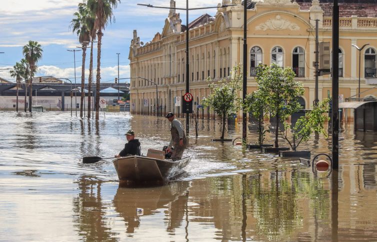 Comporta é aberta para escoar água do centro de Porto Alegre