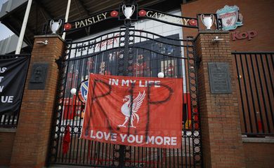 Faixa de protesto contra a Superliga colocada em um dos portões do Anfield, estádio do Liverpool