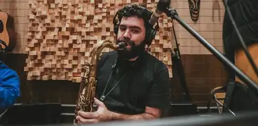Bruno Patrício, saxofonista braziliense, idealizador e diretor musical da Orquestra Pizindim