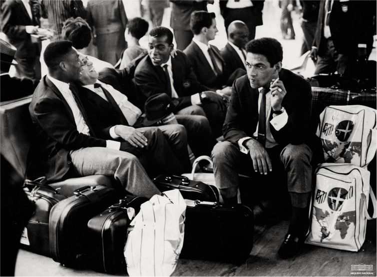 Pelé,Seleção brasileira no aeroporto, durante excursão a Madri, junho 1966. Arquivo Nacional. Fundo Correio da Manhã