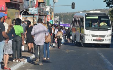 Mais de um milhão de pessoas continuam sem ônibus no Distrito Federal pelo segundo dia consecutivo. A população usa transporte alternativo e o trânsito fica complicado com mais carros nas vias (José Cruz/Agência Brasil)