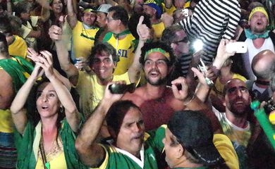 Rio de Janeiro - Manifestantes reunidos em Copacabana celebram a aprovação do processo de impeachment da presidenta Dilma Rousseff, pela Câmara dos Deputados (Fernando Frazão/Agência Brasil)