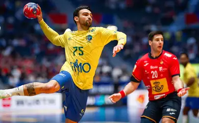 Brasil vence Espanha por 26 e 25 no fechamento da segunda fase do Mundial de Handebol, em 26/01/2025