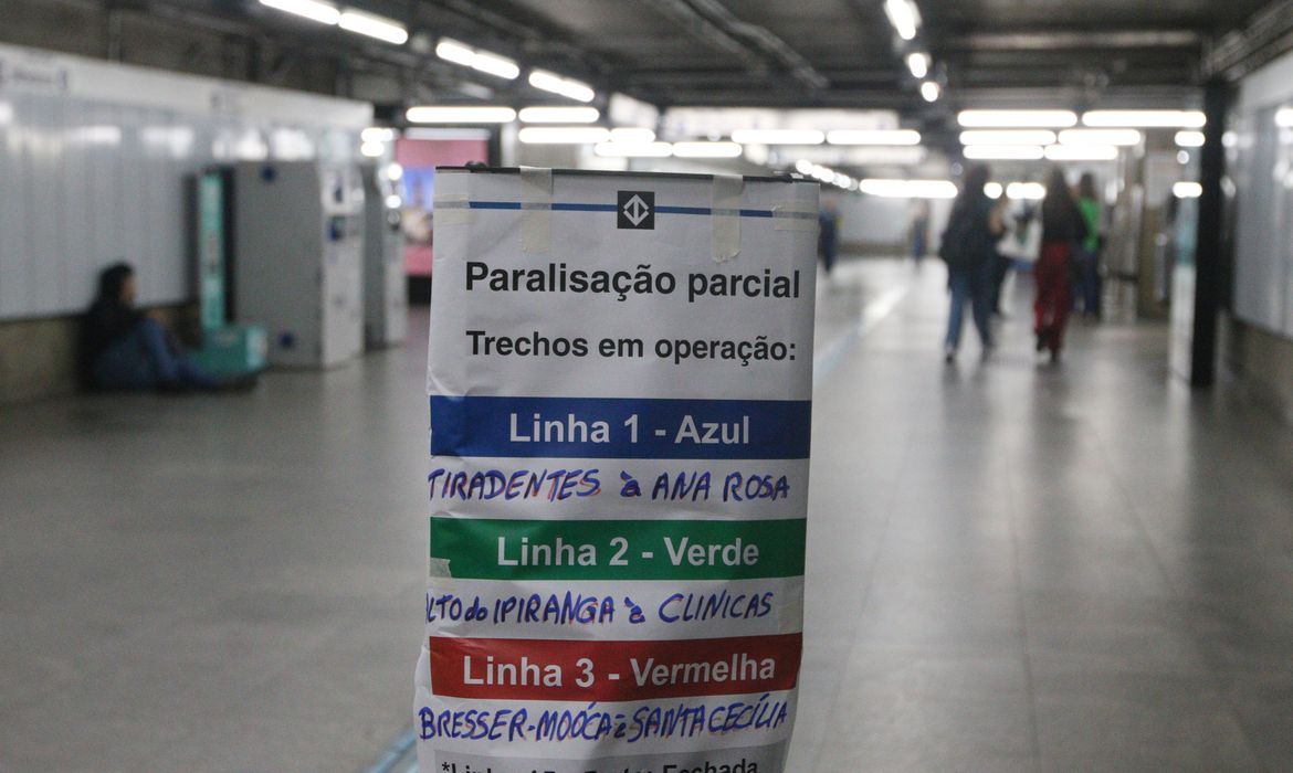 São Paulo (SP), 28/11/2023 - Aviso da paralização parcial na estação Tiradentes durante a greve no metrô em protesto contra as privatizações do transporte e saneamento básico. Foto: Rovena Rosa/Agência Brasil
