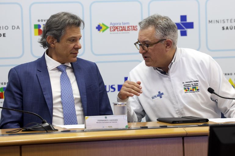 Brasília (DF), 24/06/2025 - Os ministros da Fazenda, Fernando Haddad, e da Saúde, Alexandre Padilha, durante entrevista coletiva para falar sobre a troca de dívidas tributárias de hospitais privados e filantrópicos com a União por prestação de atendimento especializado para os pacientes do SUS. A medida faz parte do programa Agora Tem Especialistas – lançado recentemente pelo Ministério da Saúde – e busca ampliar a capacidade de atendimento, a fim de reduzir a fila de espera por consultas, exames e cirurgias no SUS. Foto: Antonio Cruz/Agência Brasil