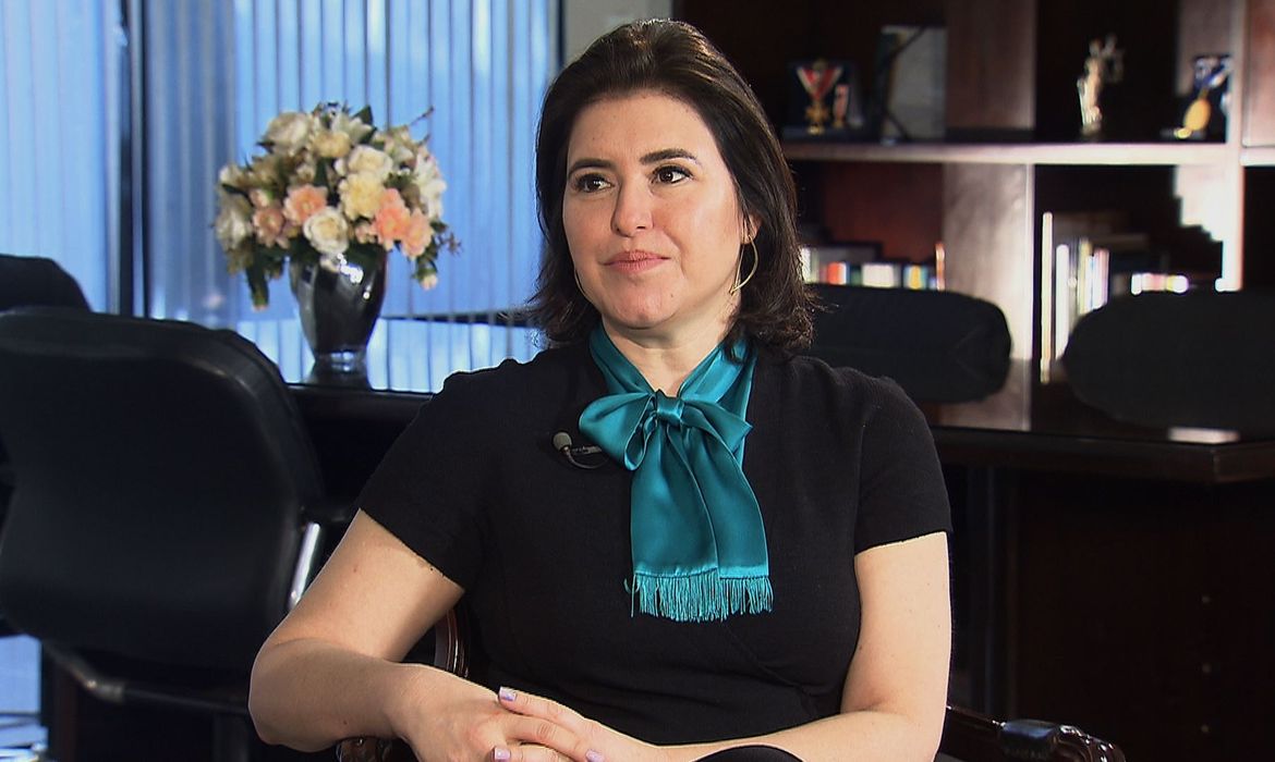A senadora Simone Tebet, em entrevista a Roseann Kennedy, na TV Brasil