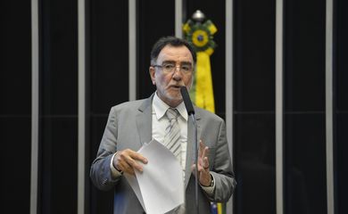 O ministro do Desenvolvimento Agrário, Patrus Ananias, apresenta as prioridades da pasta na Comissão Geral na Câmara dos Deputados (Antonio Cruz/Agência Brasil)
