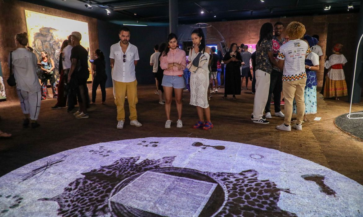 Rio de Janeiro (RJ), 06/06/2025 - “Escravo de Jó”, obra audiovisual de Aline Motta, recupera a cultura rítmica e circular bantu, a partir da cantiga infantil de mesmo nome, na Mostra no Museu de Arte do Rio - MAR. Foto: Bruno Itan/Divulgação