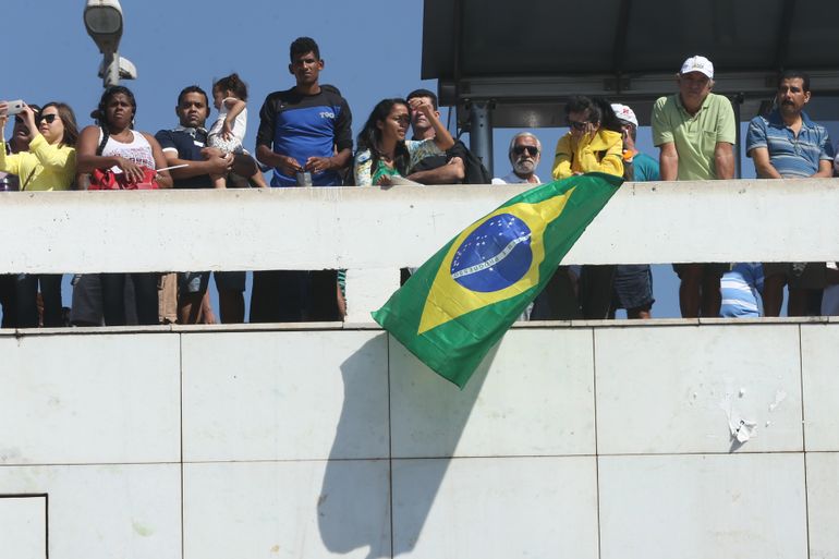 Brasília - Público com bandeira do Brasil participa do desfile de 7 de Setembro, na Esplanada dos Ministérios em Brasília  (Elza Fiúza/Agência Brasil)