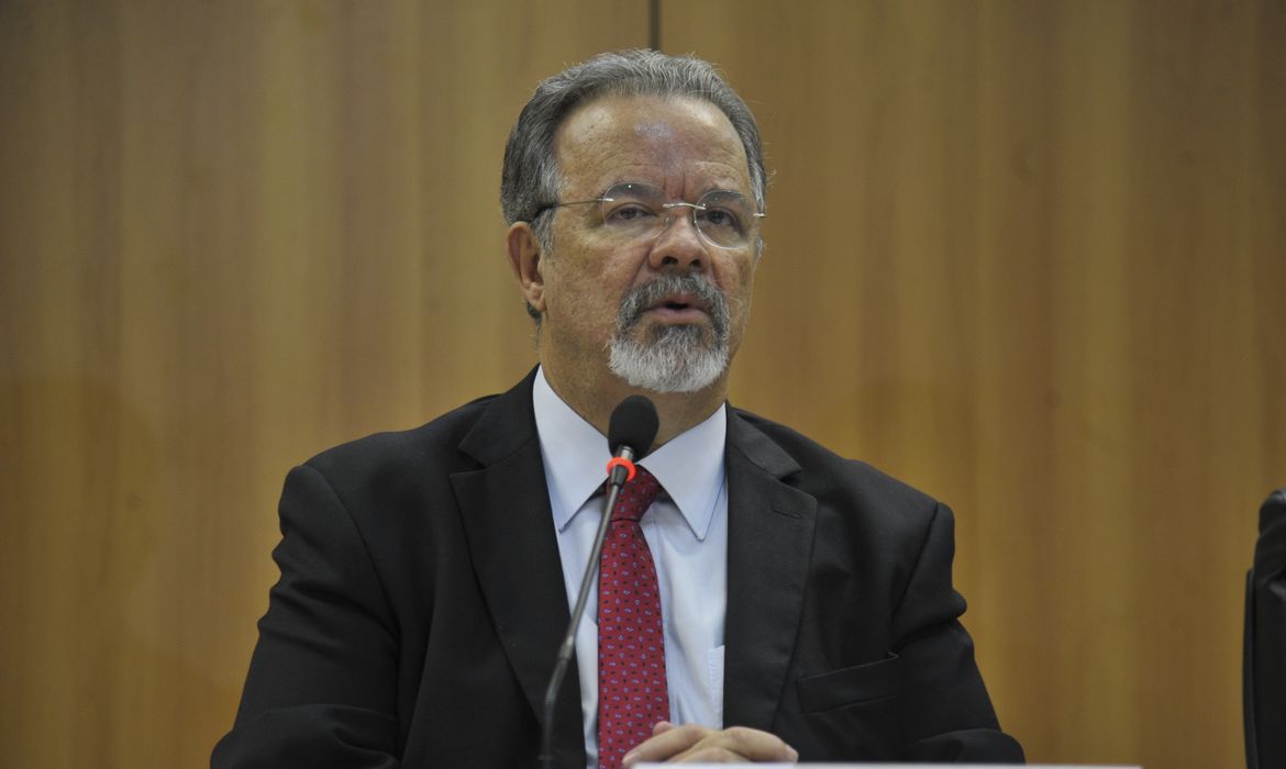O ministro da Segurança Pública, Raul Jungmann, durante coletiva de imprensa após reunião com o futuro ministro da Justiça, juiz federal Sérgio Moro.